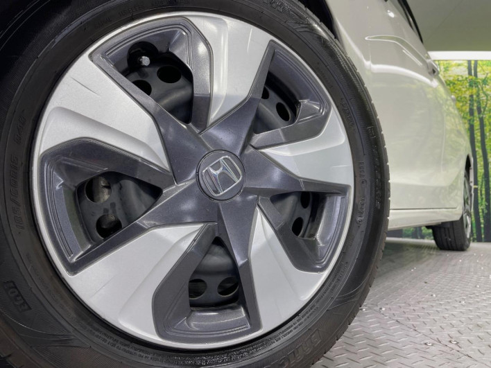2016 Honda Fit Hybrid DAA-GP5 (UW-6a27841689224)[4]