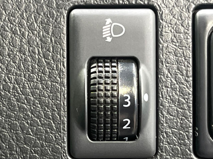 2013 Nissan Serena DAA-HFC26 (UW-6a278437af738)[15]