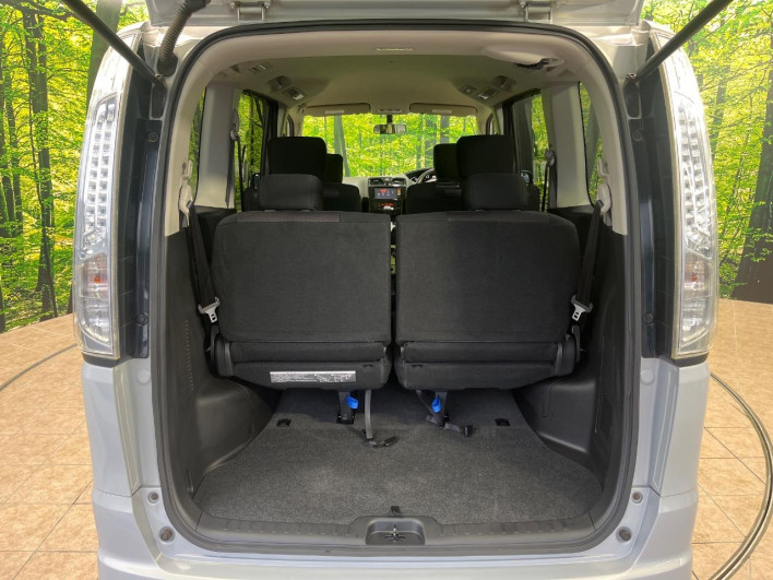 2013 Nissan Serena DAA-HFC26 (UW-6a278437af738)[19]