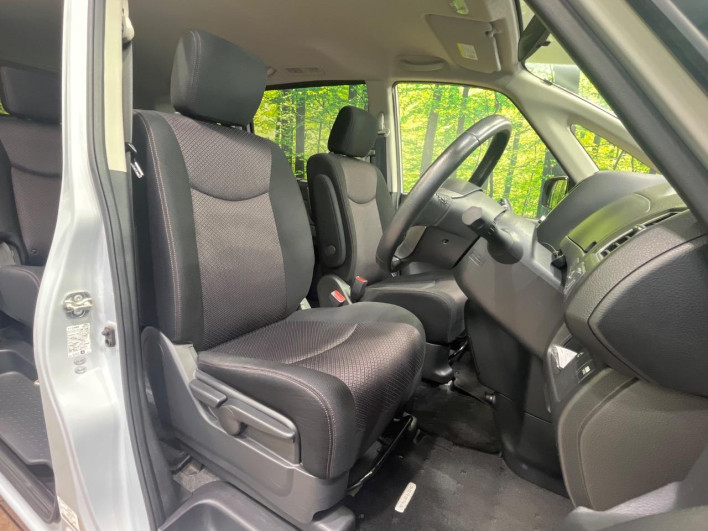 2013 Nissan Serena DAA-HFC26 (UW-6a278437af738)[29]