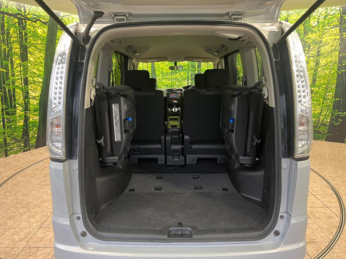 2013 Nissan Serena DAA-HFC26 (UW-6a278437af738)[18]
