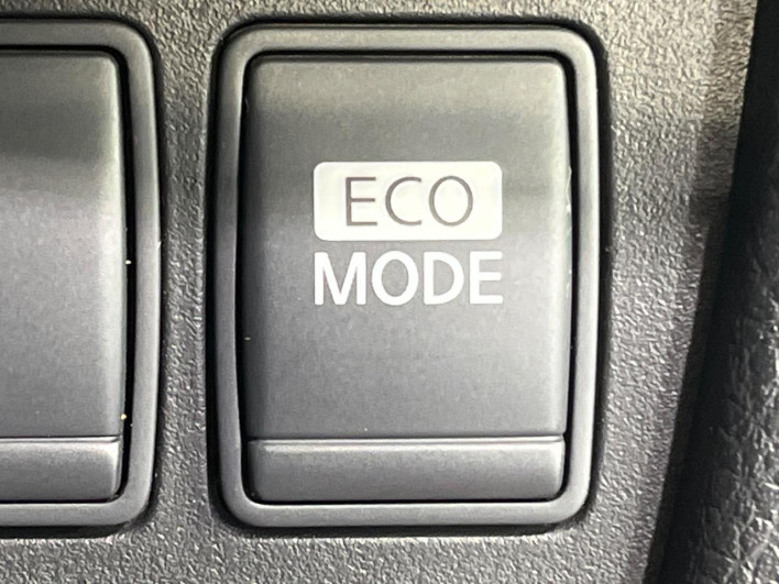 2013 Nissan Serena DAA-HFC26 (UW-6a278437af738)[17]