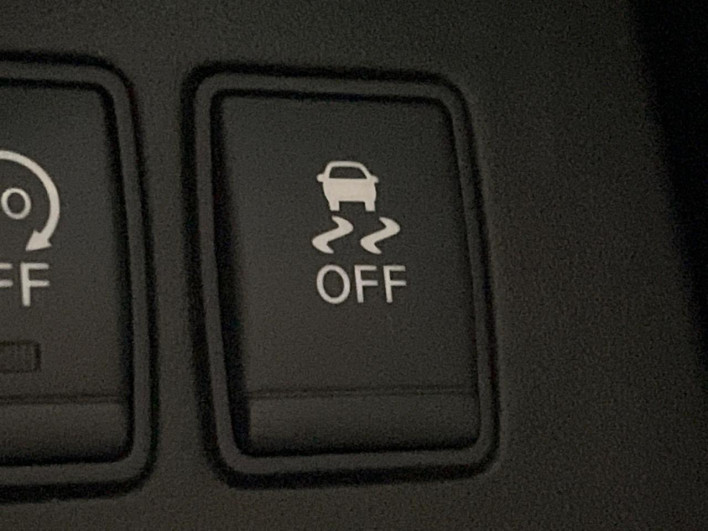 2014 Nissan Serena DAA-HFC26 (UW-6a2784384cf91)[15]