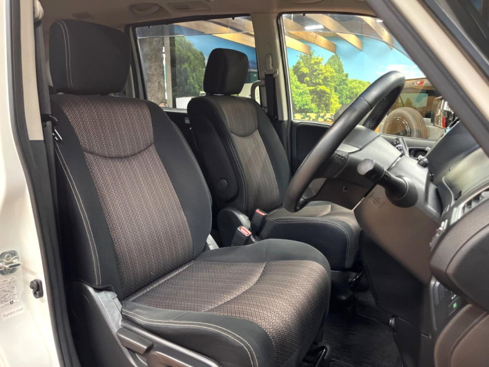 2014 Nissan Serena DAA-HFC26 (UW-6a2784384cf91)[25]