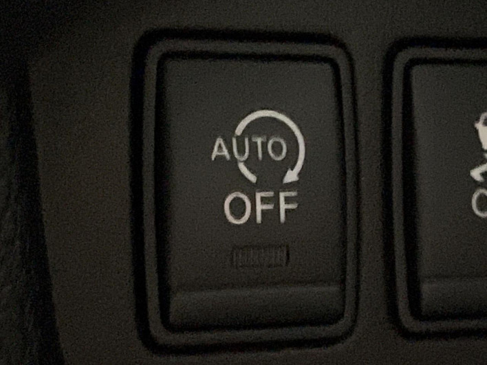 2014 Nissan Serena DAA-HFC26 (UW-6a2784384cf91)[16]