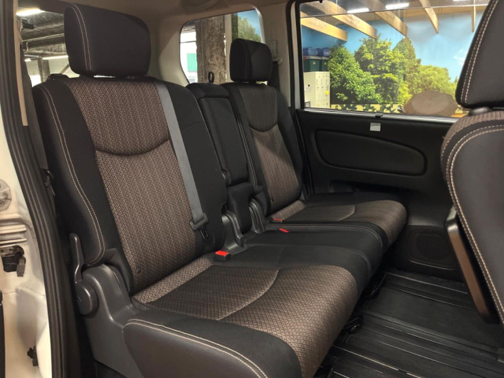 2014 Nissan Serena DAA-HFC26 (UW-6a2784384cf91)[27]