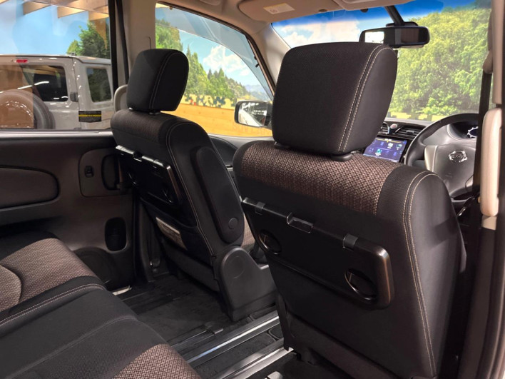 2014 Nissan Serena DAA-HFC26 (UW-6a2784384cf91)[28]
