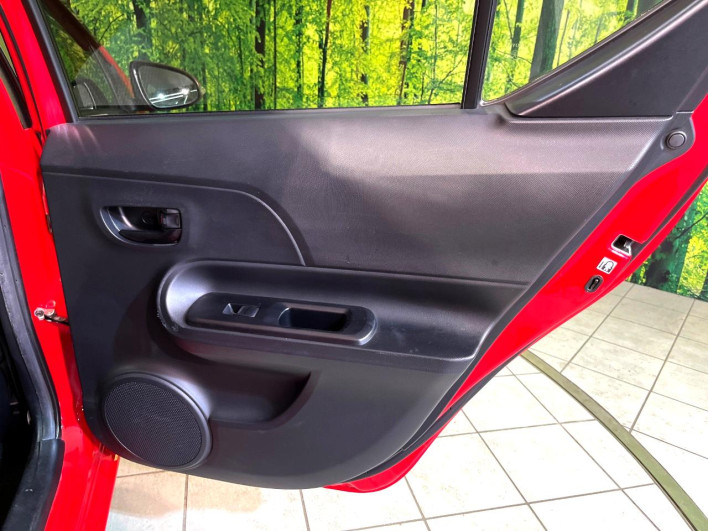 2015 Toyota Aqua DAA-NHP10 (UW-6a27853bb6397)[28]