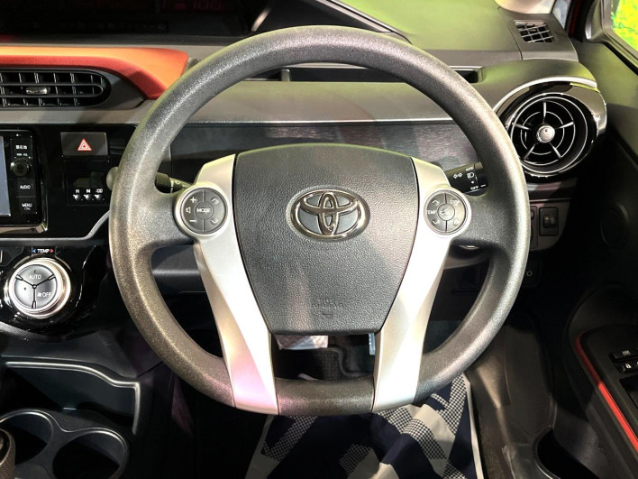 2015 Toyota Aqua DAA-NHP10 (UW-6a27853bb6397)[5]