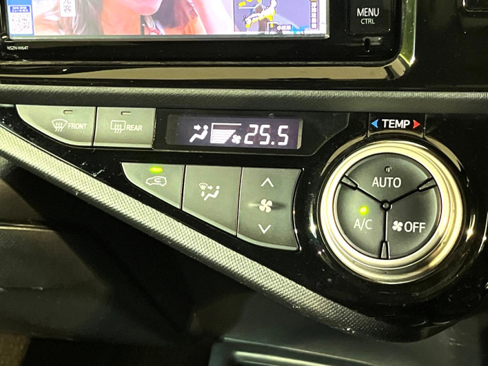 2015 Toyota Aqua DAA-NHP10 (UW-6a27853bb6397)[14]