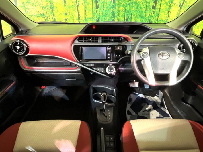 2015 Toyota Aqua DAA-NHP10 (UW-6a27853bb6397)[4]