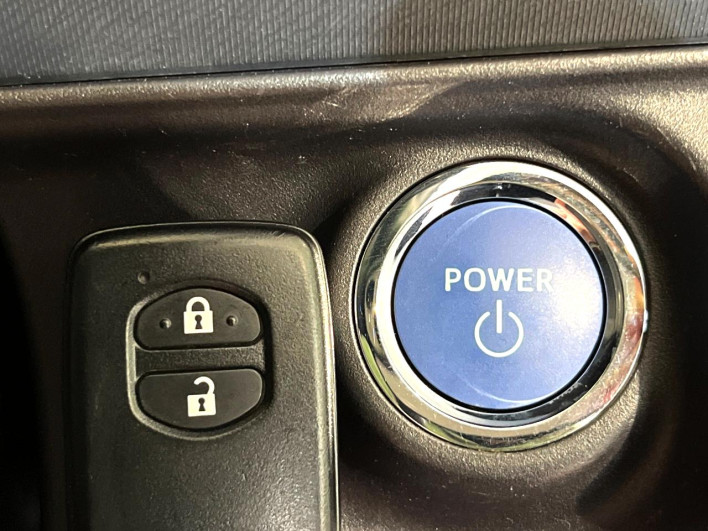 2015 Toyota Aqua DAA-NHP10 (UW-6a27853bb6397)[12]