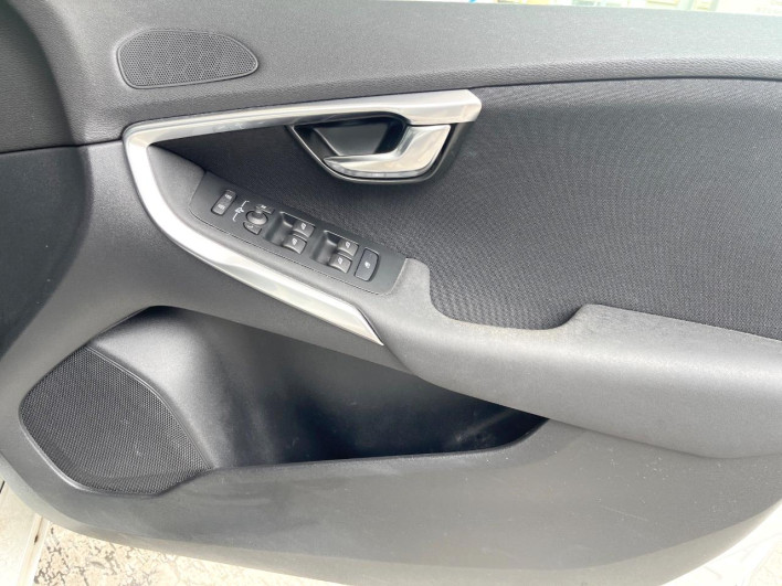 2018 Volvo V40 LDA-MD4204T (UW-6a278590130e0)[5]