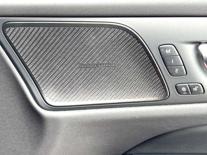 2019 Volvo V60 DBA-ZB420 (UW-6a278592ba399)[18]