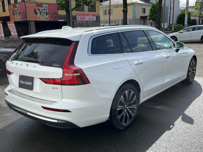 2023 Volvo V60 5AA-ZB420TM (UW-6a2785938a3ed)[10]