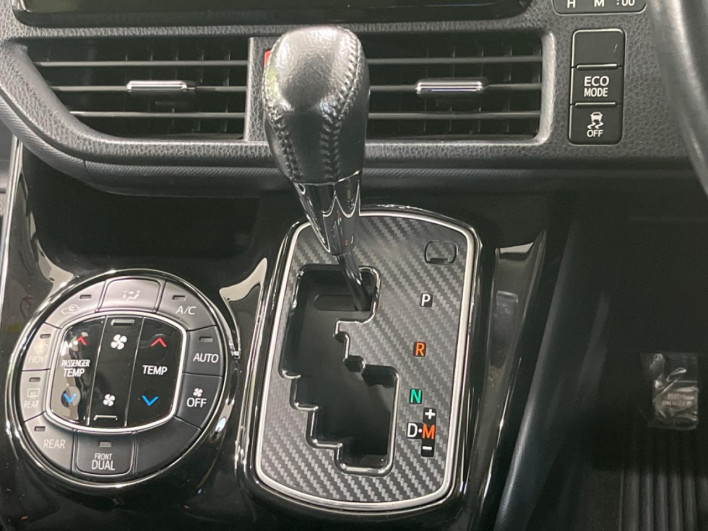 2014 Toyota Noah DBA-ZRR80W (UW-6a27859ab9e04)[28]