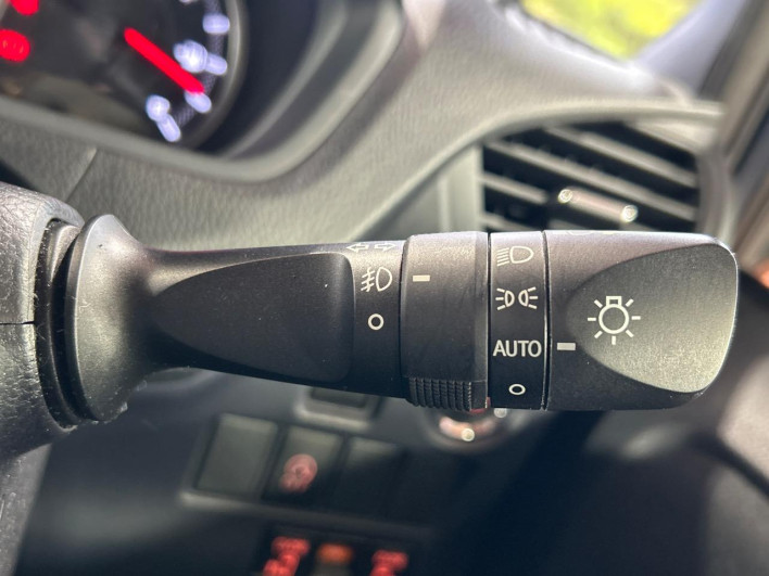 2015 Toyota Voxy DBA-ZRR80G (UW-6a27859b1076d)[28]