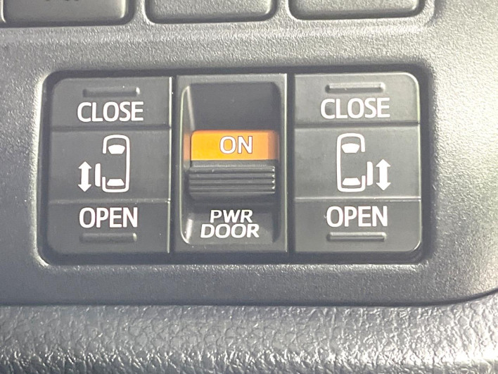 2018 Toyota Noah DBA-ZRR80W (UW-6a2785a296f4c)[26]