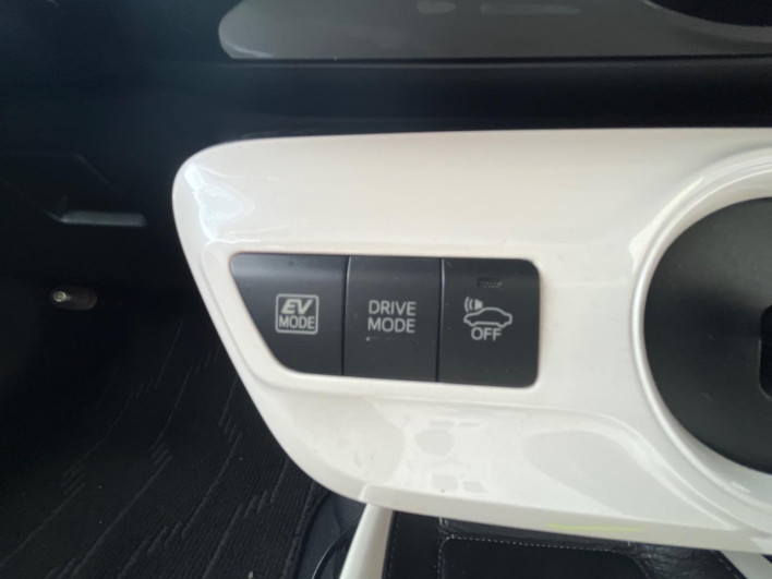 2017 Toyota Prius DAA-ZVW51 (UW-6a2785b890562)[15]