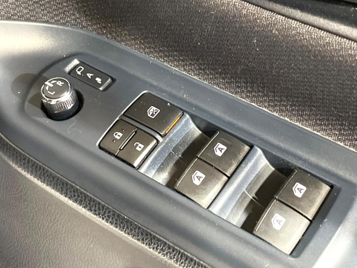 2015 Toyota Noah DAA-ZWR80G (UW-6a2785c154081)[17]