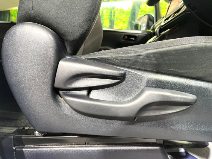 2015 Toyota Noah DAA-ZWR80G (UW-6a2785c154081)[5]