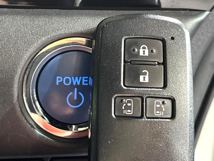 2018 Toyota Noah DAA-ZWR80W (UW-6a2785c2d9e02)[8]