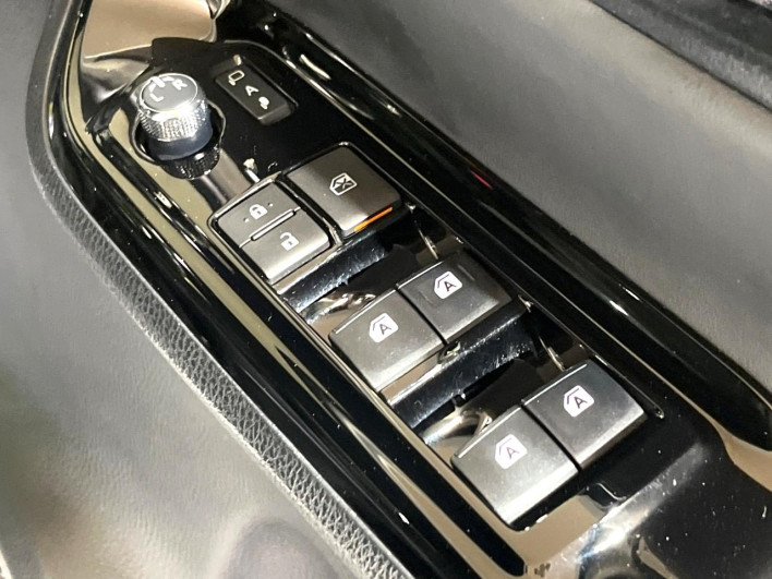 2018 Toyota Noah DAA-ZWR80W (UW-6a2785c2d9e02)[5]