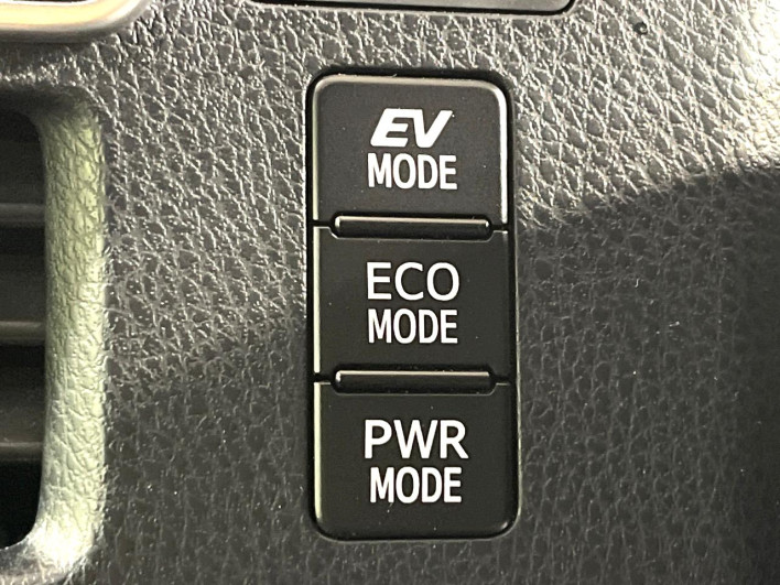 2018 Toyota Noah DAA-ZWR80W (UW-6a2785c2d9e02)[21]