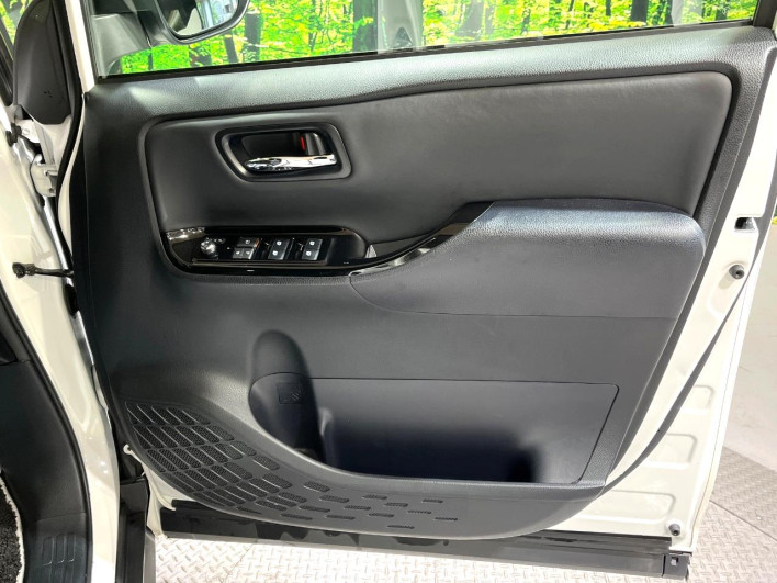 2018 Toyota Noah DAA-ZWR80W (UW-6a2785c2d9e02)[4]
