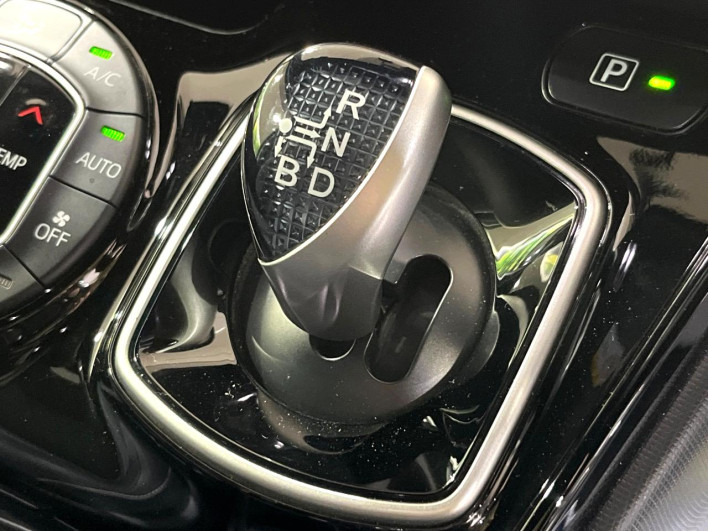 2018 Toyota Noah DAA-ZWR80W (UW-6a2785c2d9e02)[19]
