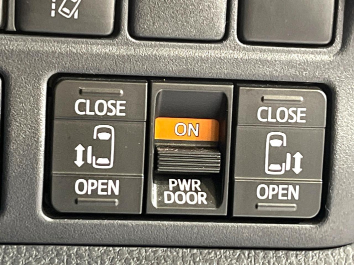2018 Toyota Noah DAA-ZWR80W (UW-6a2785c2d9e02)[14]