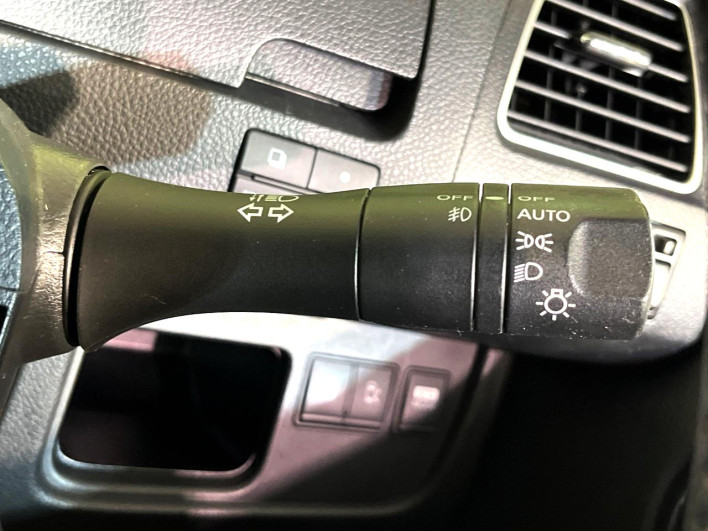 2011 Nissan Serena DBA-FNC26 (UW-6a28d52097fd4)[22]