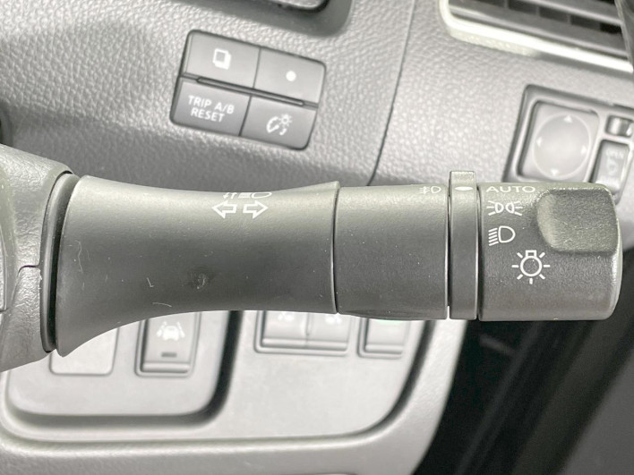 2015 Nissan Serena DBA-FNC26 (UW-6a28d520b9d95)[28]