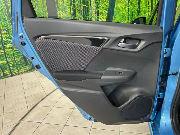 2017 Honda Fit Hybrid DAA-GP5 (UW-6a28d53f78da5)[26]