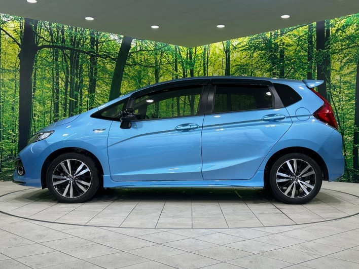 2017 Honda Fit Hybrid DAA-GP5 (UW-6a28d53f78da5)[14]