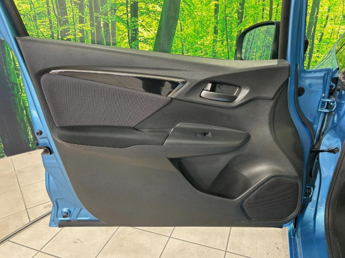 2017 Honda Fit Hybrid DAA-GP5 (UW-6a28d53f78da5)[27]