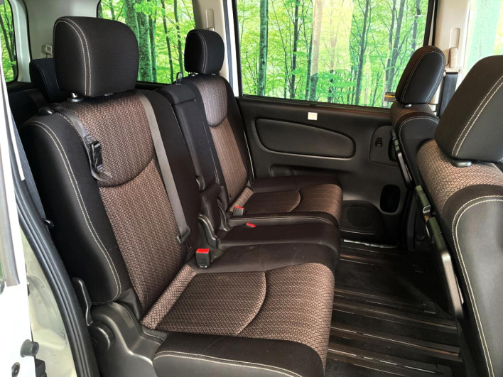 2014 Nissan Serena DAA-HFC26 (UW-6a28d55aa4ac0)[19]