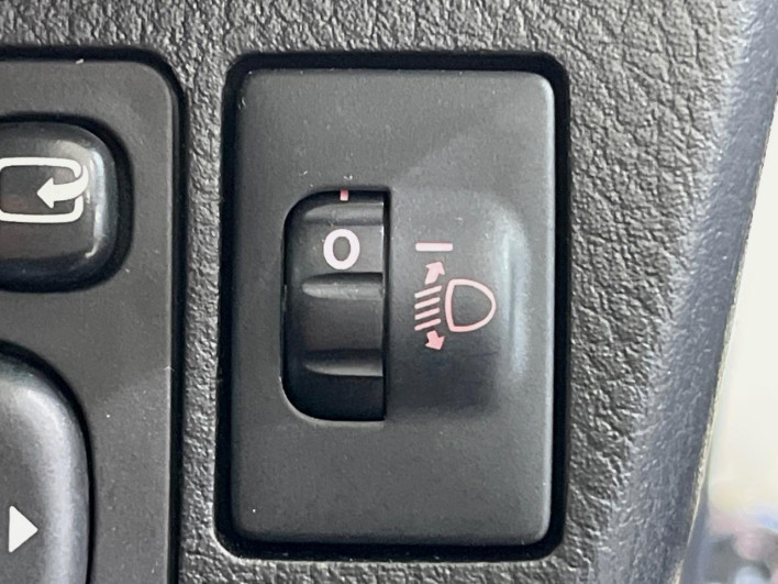 2015 Toyota Vitz DBA-KSP130 (UW-6a28d5b28a3de)[22]