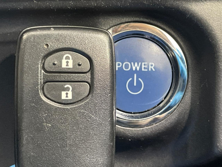 2013 Toyota Aqua DAA-NHP10 (UW-6a28d65b7fef8)[5]