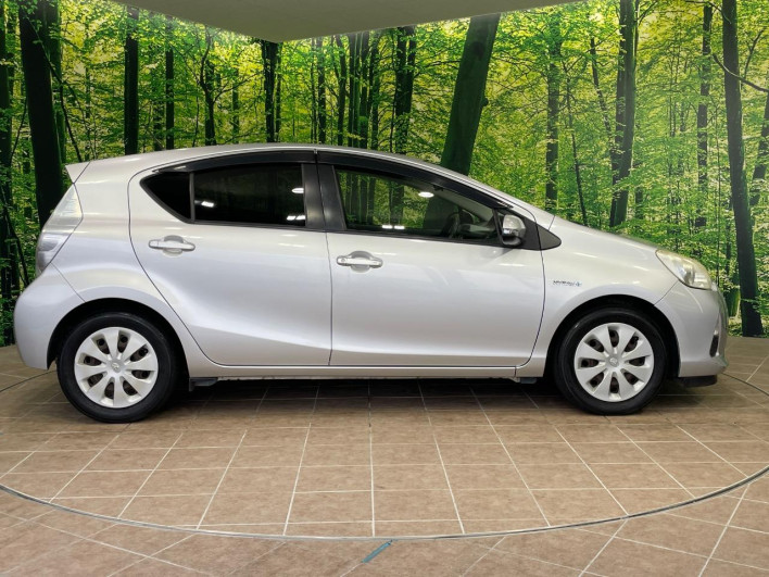 2013 Toyota Aqua DAA-NHP10 (UW-6a28d65b7fef8)[16]