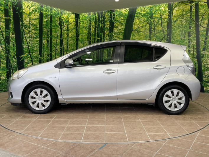 2013 Toyota Aqua DAA-NHP10 (UW-6a28d65b7fef8)[12]