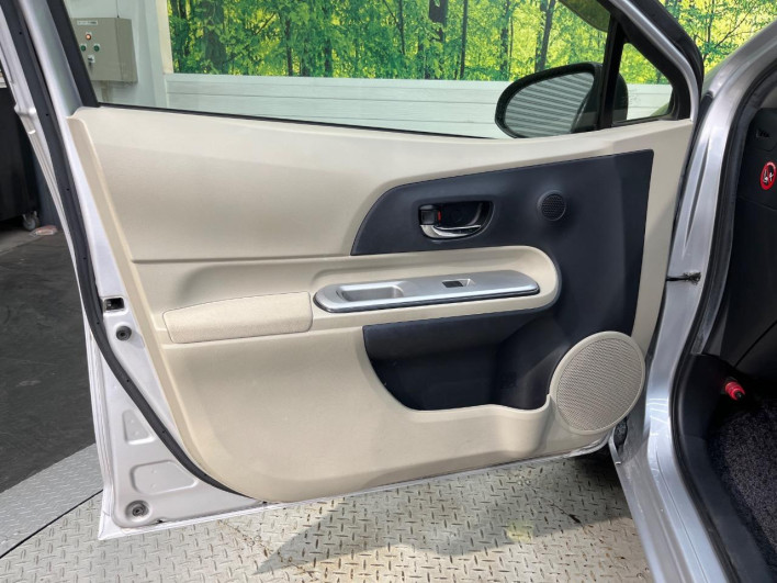 2013 Toyota Aqua DAA-NHP10 (UW-6a28d65f4bb02)[18]