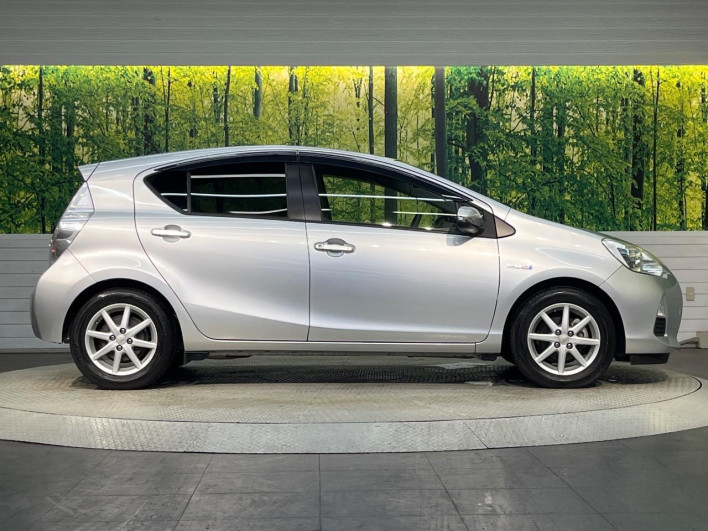 2013 Toyota Aqua DAA-NHP10 (UW-6a28d65f4bb02)[23]