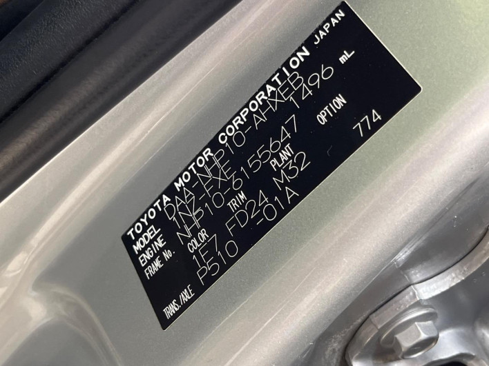 2013 Toyota Aqua DAA-NHP10 (UW-6a28d65f4bb02)[1]