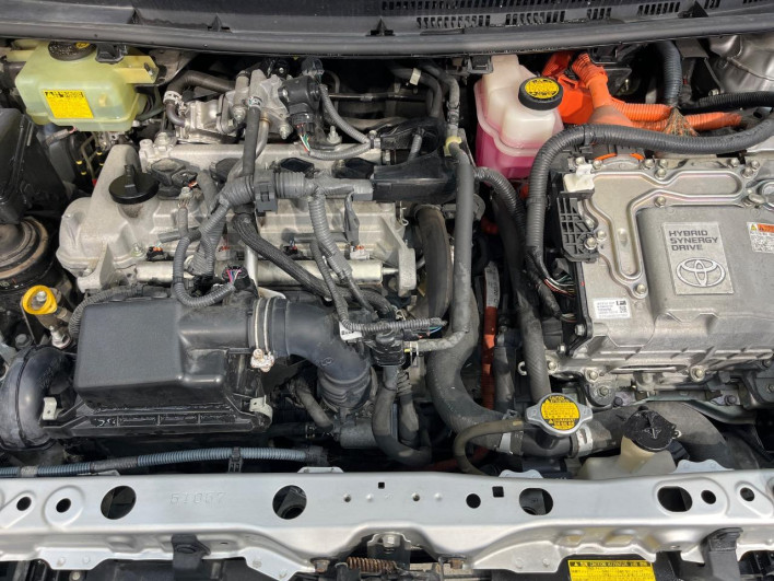 2013 Toyota Aqua DAA-NHP10 (UW-6a28d65f4bb02)[4]