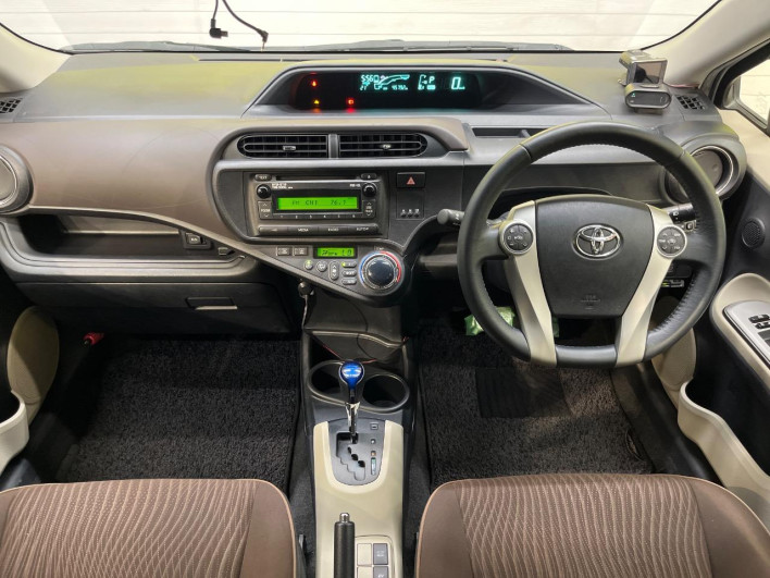 2013 Toyota Aqua DAA-NHP10 (UW-6a28d65f4bb02)[20]