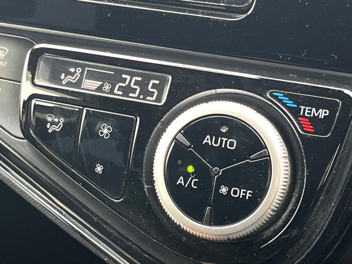 2017 Toyota Aqua DAA-NHP10 (UW-6a28d6631f085)[21]