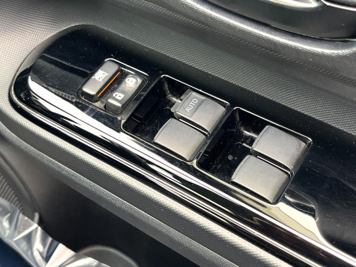 2017 Toyota Aqua DAA-NHP10 (UW-6a28d6631f085)[12]