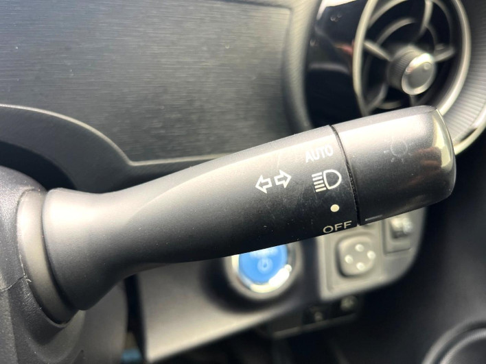 2017 Toyota Aqua DAA-NHP10 (UW-6a28d6631f085)[17]