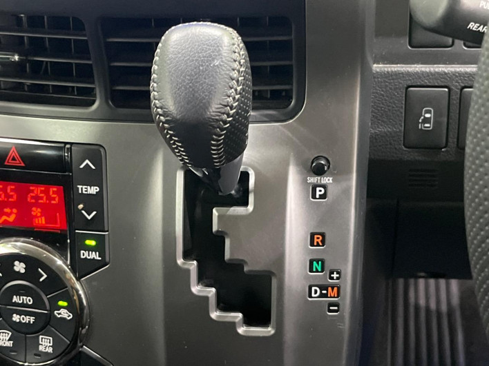 2012 Toyota Voxy DBA-ZRR70W (UW-6a28d6ca52988)[28]